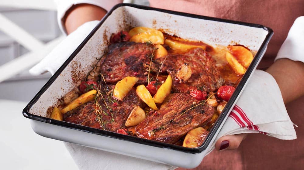 Fırında Patatesli ve Kekikli Biftek Tarifi