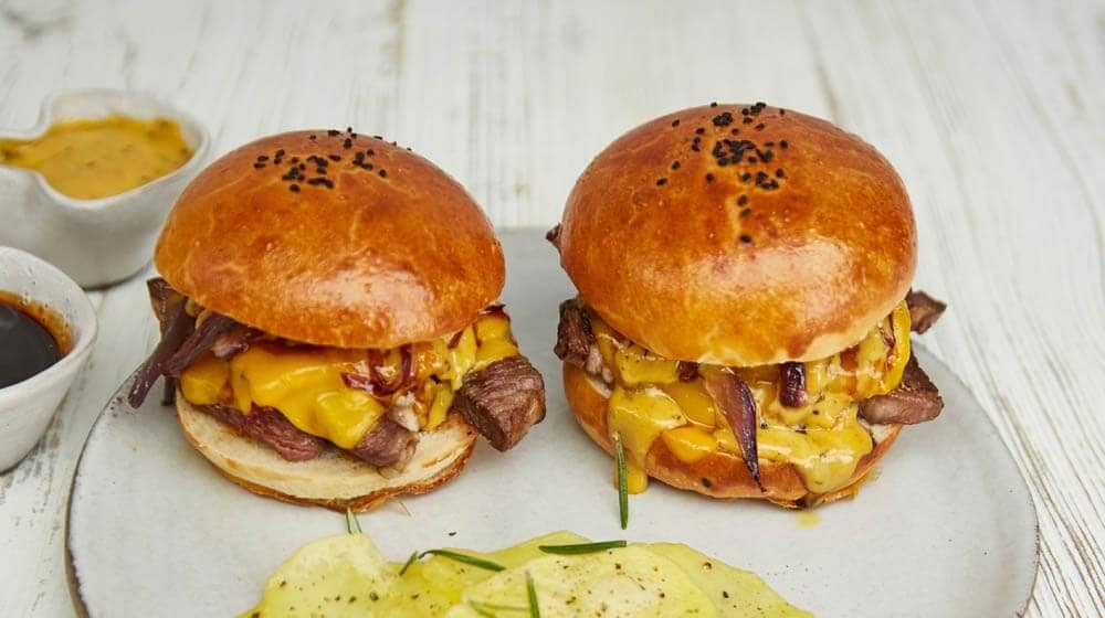Cheddar ve Füme Etli Antrikot Burger: Lezzet Dolu Ev Yapımı Tarif