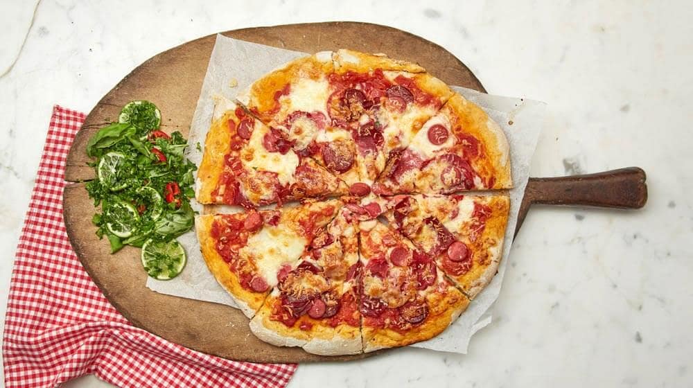 Şarküteri Pizza Tarifi: Bol Malzemeli ve Lezzet Dolu Ev Yapımı Pizza